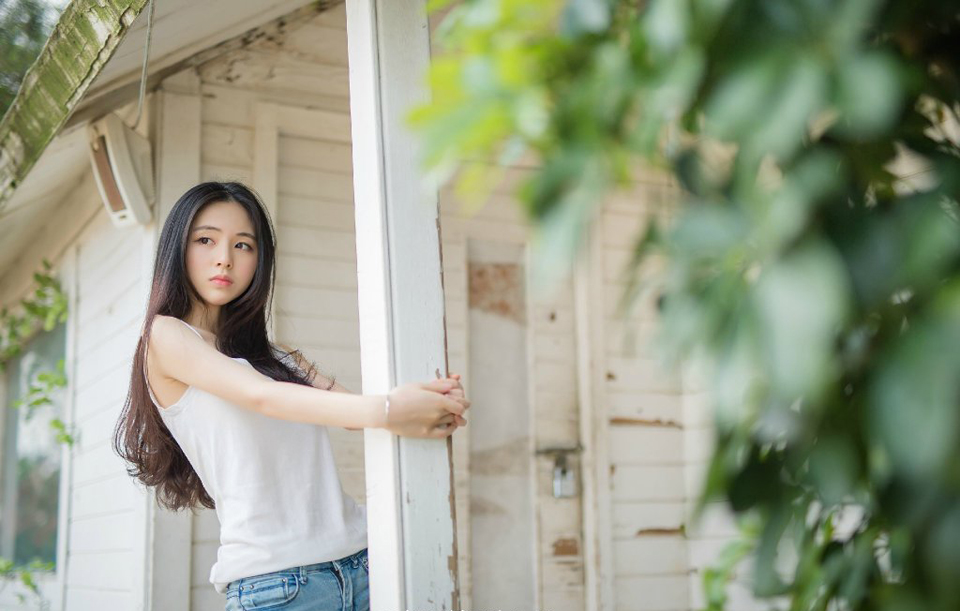 “等等，他不能走！我等……”众人一看刘璋就这么被人带走了，而且丝毫没有在意他们的意思，这怎么行，一名士族带着家丁想要阻拦刘璋车架。